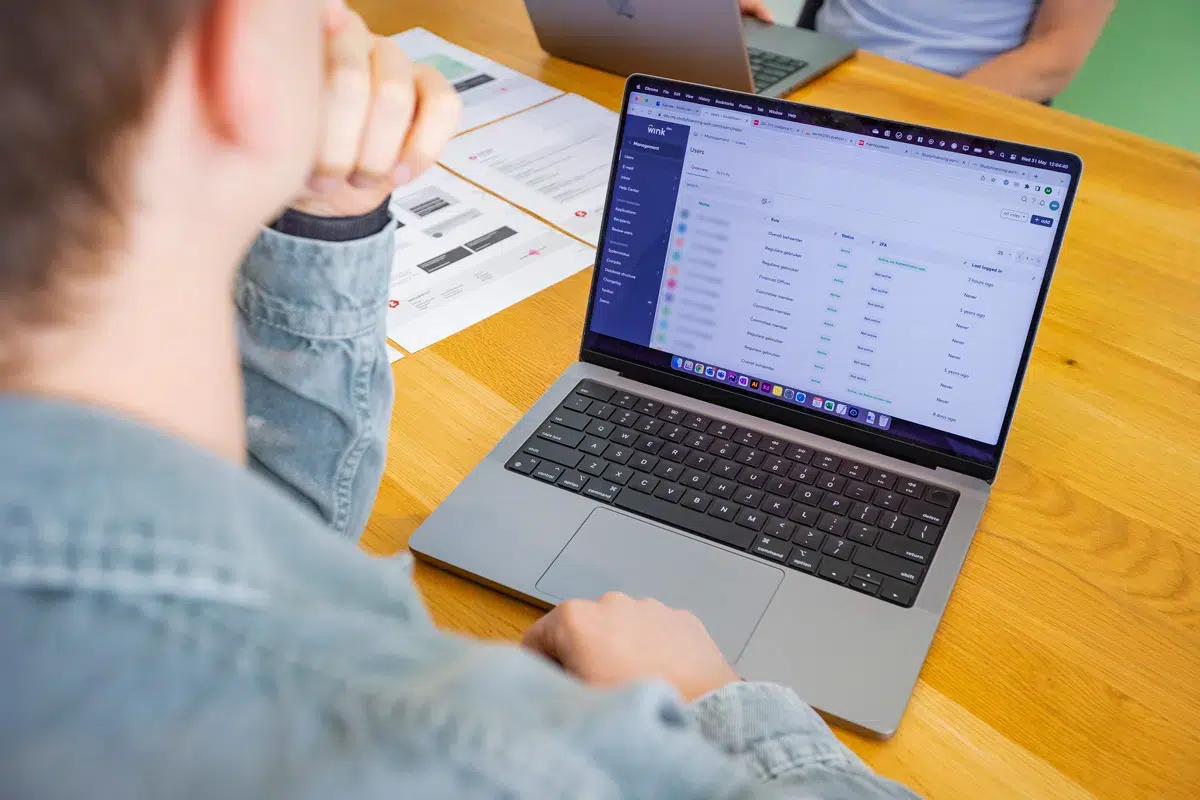 Overzicht van inschrijfsysteem op een laptop