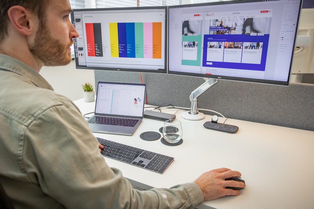 Persoon bezig met website ontwerp aan computer