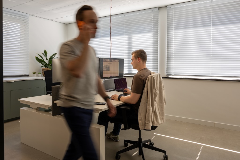 Kantoor-omgeving met twee personen