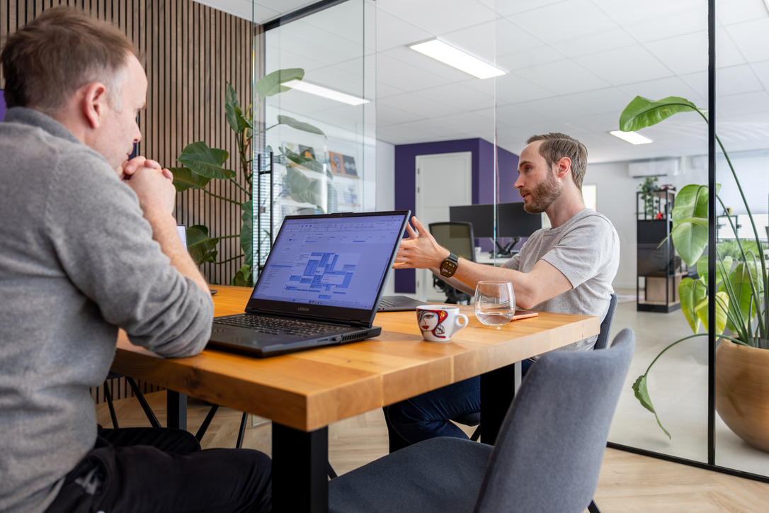 Twee personen in overlegruimte
