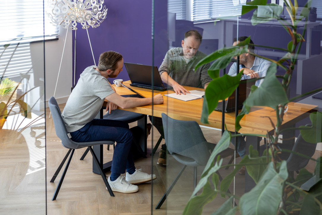 Drie personen in overlegruimte