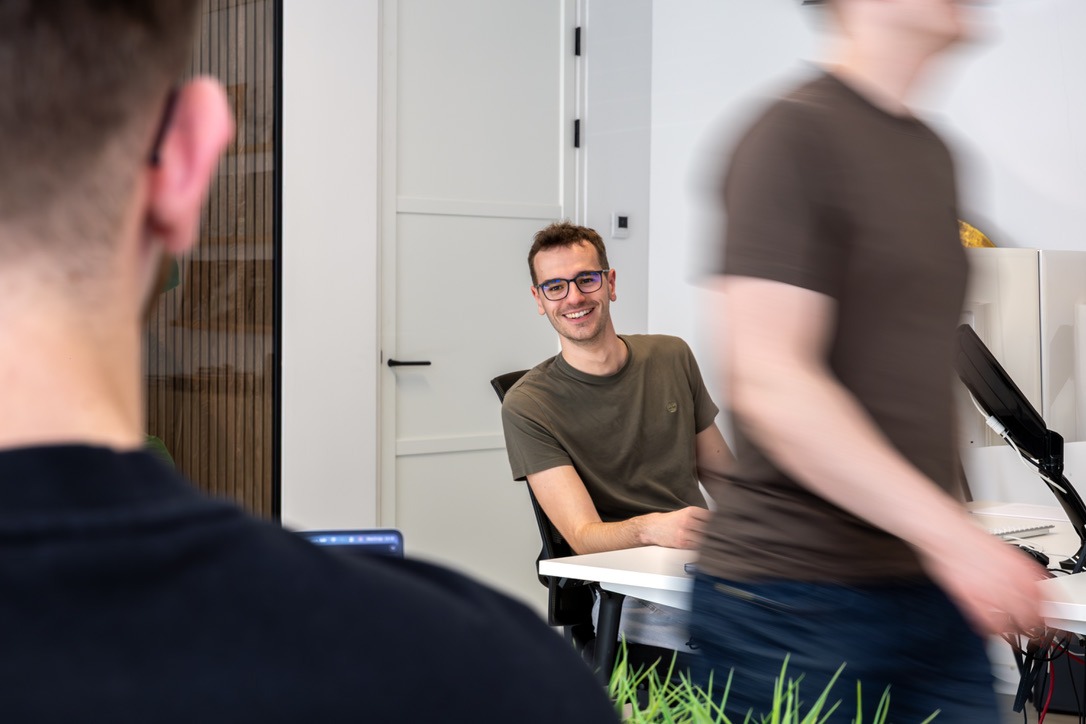 Personen in kantooromgeving