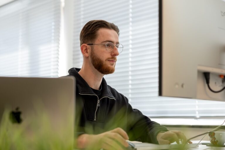 Webdevelopment - Persoon voor computerscherm